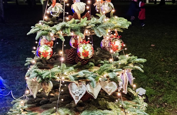 Įžiebta Jonavos miesto puošmena: sužibo Kalėdų eglė ir nutvisko Kalėdinių eglučių miestelis