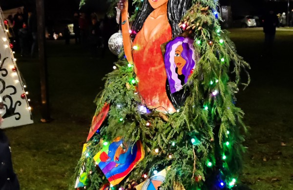 Įžiebta Jonavos miesto puošmena: sužibo Kalėdų eglė ir nutvisko Kalėdinių eglučių miestelis