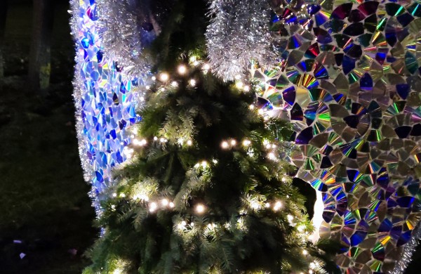 Įžiebta Jonavos miesto puošmena: sužibo Kalėdų eglė ir nutvisko Kalėdinių eglučių miestelis