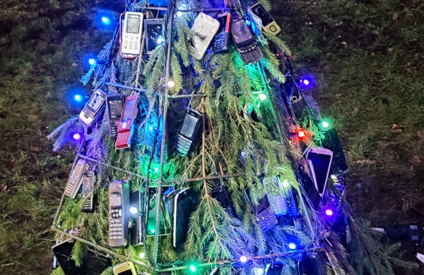 Įžiebta Jonavos miesto puošmena: sužibo Kalėdų eglė ir nutvisko Kalėdinių eglučių miestelis