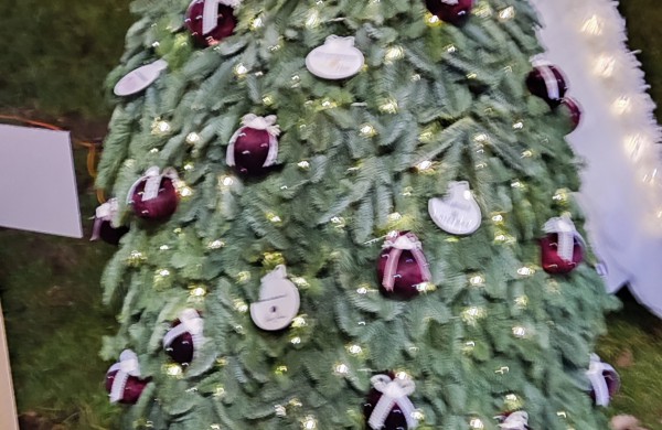 Įžiebta Jonavos miesto puošmena: sužibo Kalėdų eglė ir nutvisko Kalėdinių eglučių miestelis