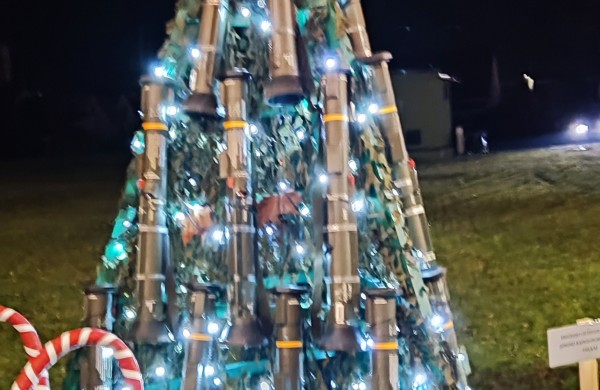 Įžiebta Jonavos miesto puošmena: sužibo Kalėdų eglė ir nutvisko Kalėdinių eglučių miestelis