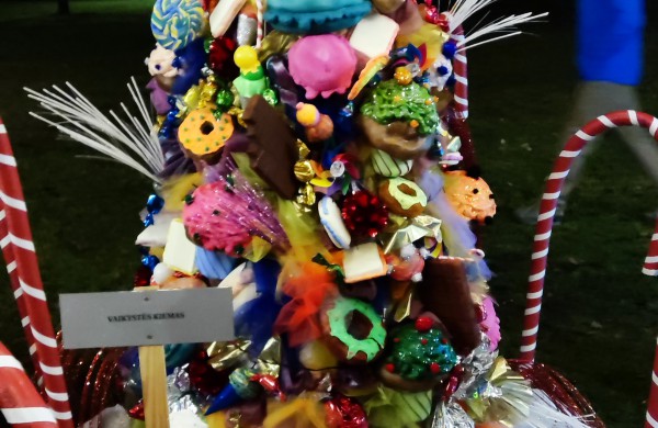 Įžiebta Jonavos miesto puošmena: sužibo Kalėdų eglė ir nutvisko Kalėdinių eglučių miestelis