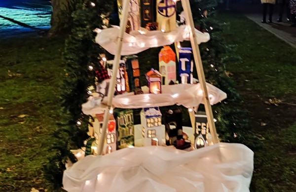 Įžiebta Jonavos miesto puošmena: sužibo Kalėdų eglė ir nutvisko Kalėdinių eglučių miestelis