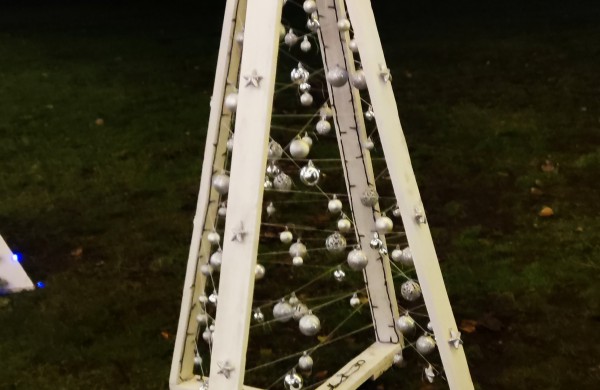 Įžiebta Jonavos miesto puošmena: sužibo Kalėdų eglė ir nutvisko Kalėdinių eglučių miestelis