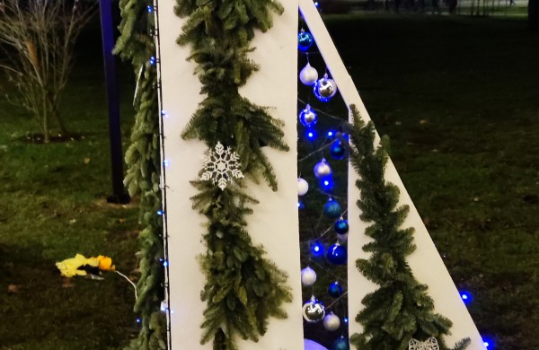 Įžiebta Jonavos miesto puošmena: sužibo Kalėdų eglė ir nutvisko Kalėdinių eglučių miestelis