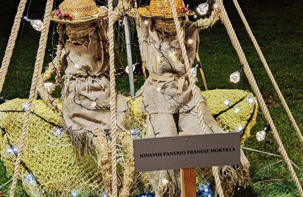 Įžiebta Jonavos miesto puošmena: sužibo Kalėdų eglė ir nutvisko Kalėdinių eglučių miestelis