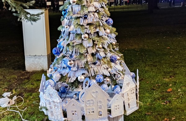 Įžiebta Jonavos miesto puošmena: sužibo Kalėdų eglė ir nutvisko Kalėdinių eglučių miestelis