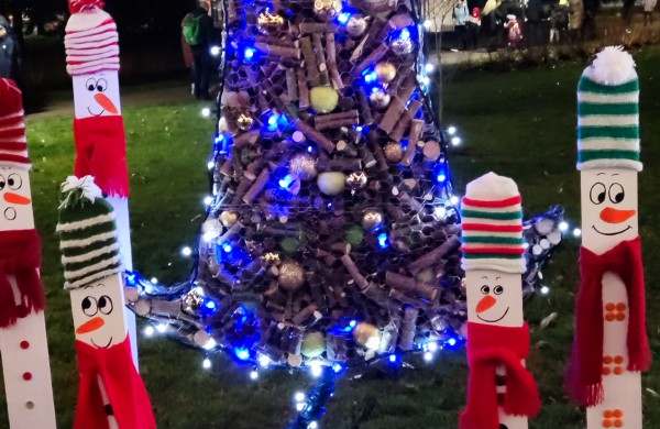 Įžiebta Jonavos miesto puošmena: sužibo Kalėdų eglė ir nutvisko Kalėdinių eglučių miestelis