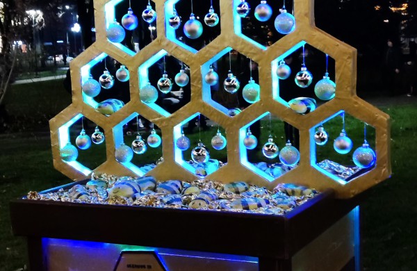 Įžiebta Jonavos miesto puošmena: sužibo Kalėdų eglė ir nutvisko Kalėdinių eglučių miestelis