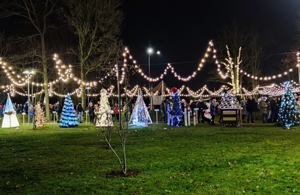 Įžiebta Jonavos miesto puošmena: sužibo Kalėdų eglė ir nutvisko Kalėdinių eglučių miestelis