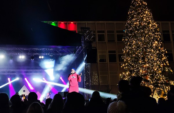 Įžiebta Jonavos miesto puošmena: sužibo Kalėdų eglė ir nutvisko Kalėdinių eglučių miestelis