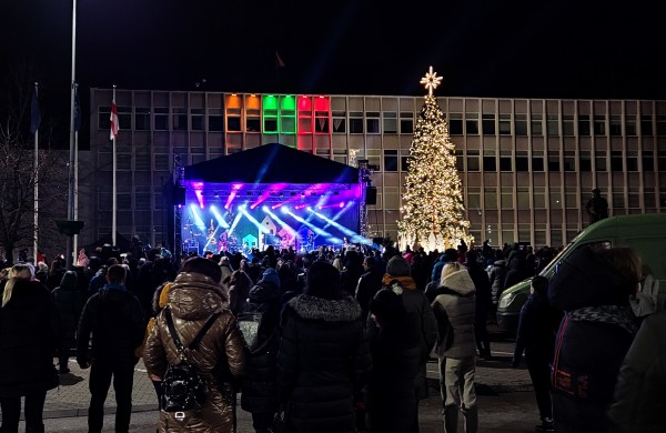 Įžiebta Jonavos miesto puošmena: sužibo Kalėdų eglė ir nutvisko Kalėdinių eglučių miestelis