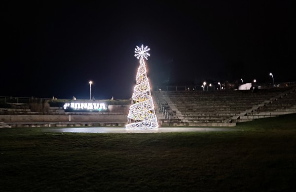 Įžiebta Jonavos miesto puošmena: sužibo Kalėdų eglė ir nutvisko Kalėdinių eglučių miestelis