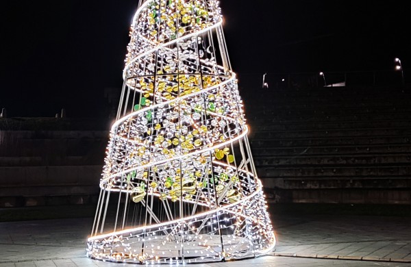 Įžiebta Jonavos miesto puošmena: sužibo Kalėdų eglė ir nutvisko Kalėdinių eglučių miestelis