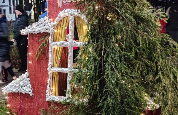 Įžiebta Jonavos miesto puošmena: sužibo Kalėdų eglė ir nutvisko Kalėdinių eglučių miestelis