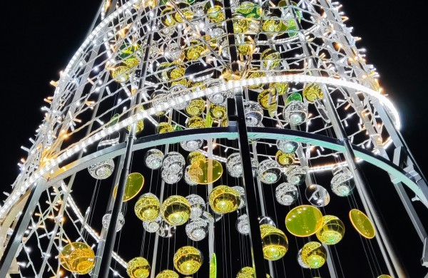 Įžiebta Jonavos miesto puošmena: sužibo Kalėdų eglė ir nutvisko Kalėdinių eglučių miestelis