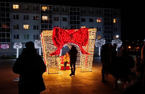 Įžiebta Jonavos miesto puošmena: sužibo Kalėdų eglė ir nutvisko Kalėdinių eglučių miestelis