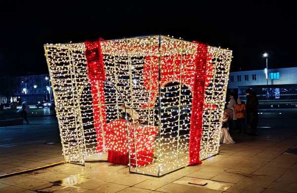 Įžiebta Jonavos miesto puošmena: sužibo Kalėdų eglė ir nutvisko Kalėdinių eglučių miestelis