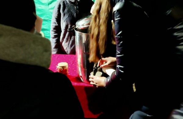 Įžiebta Jonavos miesto puošmena: sužibo Kalėdų eglė ir nutvisko Kalėdinių eglučių miestelis