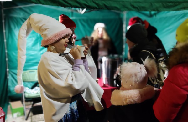 Įžiebta Jonavos miesto puošmena: sužibo Kalėdų eglė ir nutvisko Kalėdinių eglučių miestelis
