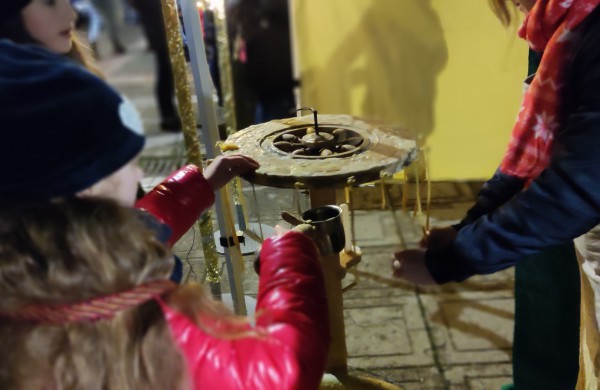 Įžiebta Jonavos miesto puošmena: sužibo Kalėdų eglė ir nutvisko Kalėdinių eglučių miestelis