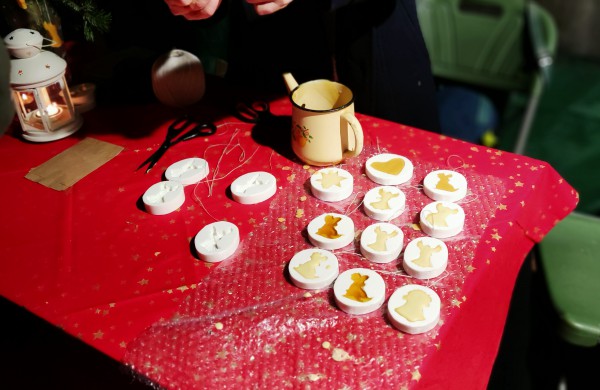 Įžiebta Jonavos miesto puošmena: sužibo Kalėdų eglė ir nutvisko Kalėdinių eglučių miestelis