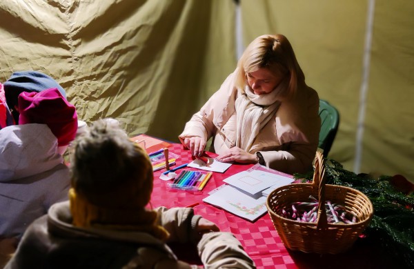 Įžiebta Jonavos miesto puošmena: sužibo Kalėdų eglė ir nutvisko Kalėdinių eglučių miestelis