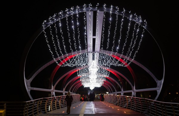 Įžiebta Jonavos miesto puošmena: sužibo Kalėdų eglė ir nutvisko Kalėdinių eglučių miestelis