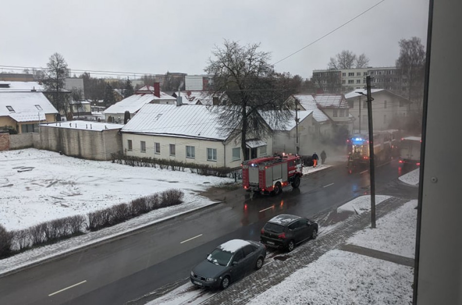 Ugniagesiai gelbėtojai skubėjo į Panerių gatvę: pranešta apie gaisrą privačiame name