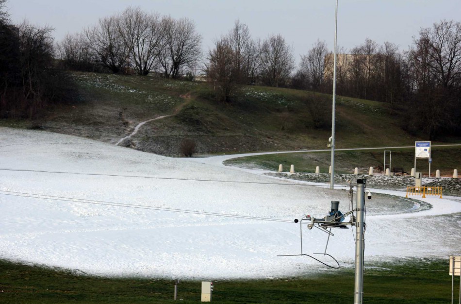 Prasidėjo pasiruošimas slidinėjimo sezonui – per naktį krito dirbtinis sniegas