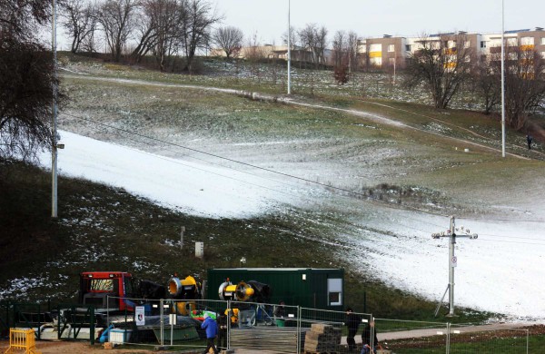 Prasidėjo pasiruošimas slidinėjimo sezonui – per naktį krito dirbtinis sniegas