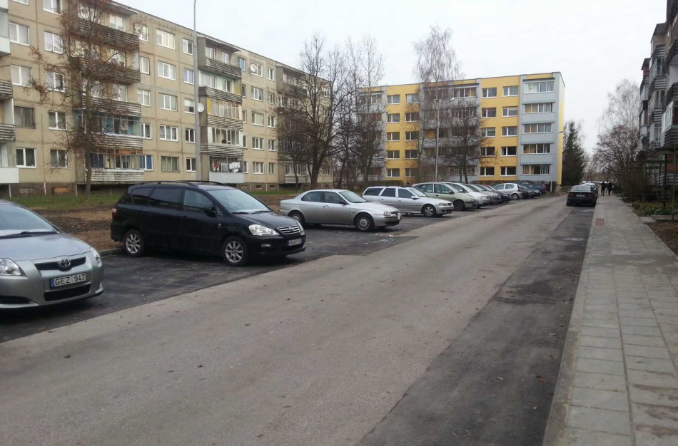 Sutvarkyti dviejų daugiabučių kiemai