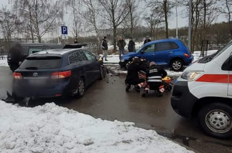 Savaitgalį susidūrė trys automobiliai: neapsieita ir be medikų pagalbos