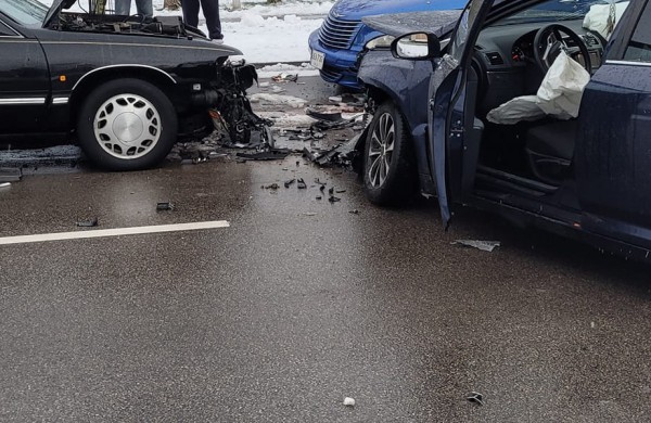 Savaitgalį susidūrė trys automobiliai: neapsieita ir be medikų pagalbos