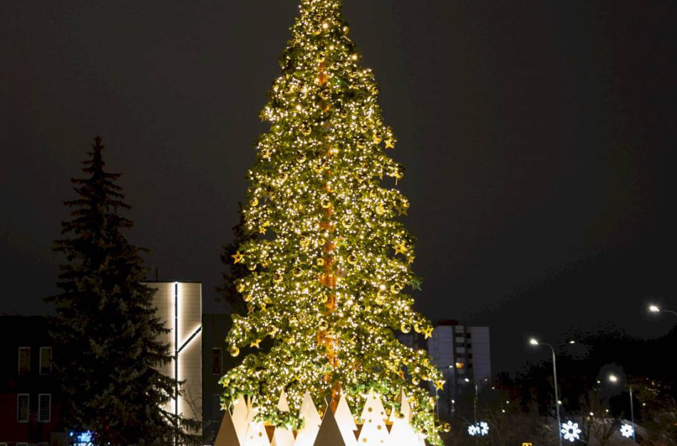 Tęsiasi gražiausios eglutės rinkimai: Jonavos puošmena šiuo metu nusileidžia vos keliems miestams