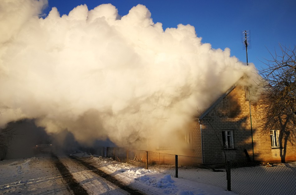 Jonavos r. dega namas: žmogui iškilusi grėsmė (rastas kūnas)