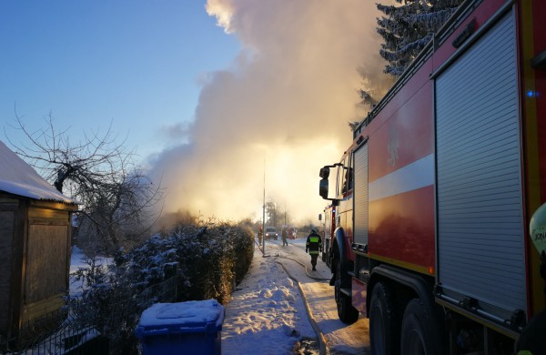 Jonavos r. dega namas: žmogui iškilusi grėsmė (rastas kūnas)