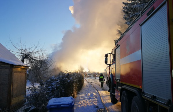 Jonavos r. dega namas: žmogui iškilusi grėsmė (rastas kūnas)