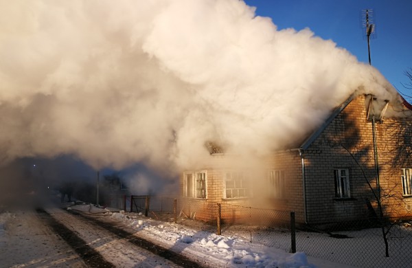 Jonavos r. dega namas: žmogui iškilusi grėsmė (rastas kūnas)