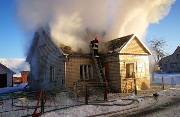 Jonavos r. dega namas: žmogui iškilusi grėsmė (rastas kūnas)