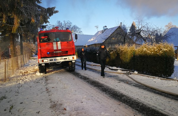 Jonavos r. dega namas: žmogui iškilusi grėsmė (rastas kūnas)