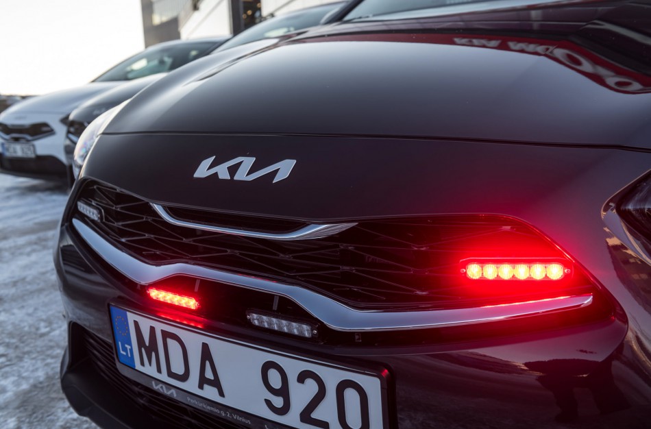 Policijos automobilių parką papildė dar 10 nežymėtų automobilių