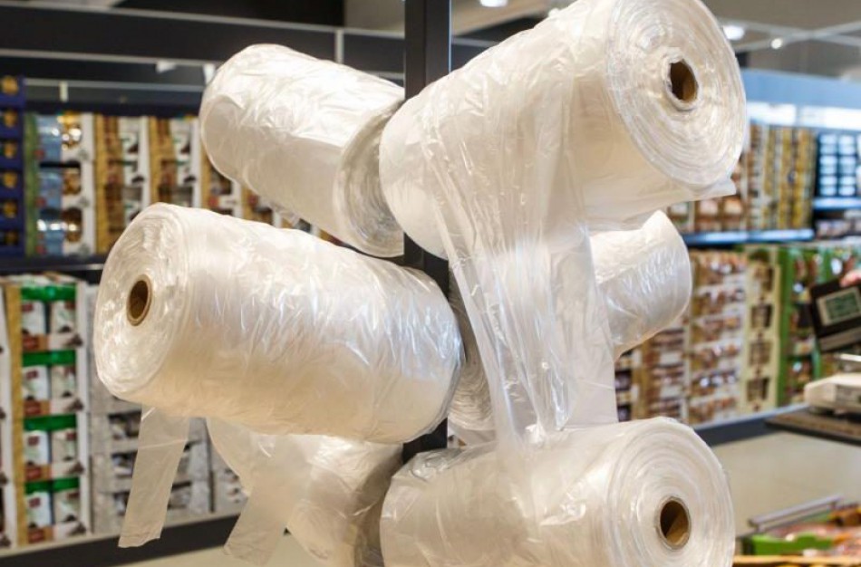 Pradėta svarstyti, ar drausti neatlygintai dalyti labai lengvus maišelius