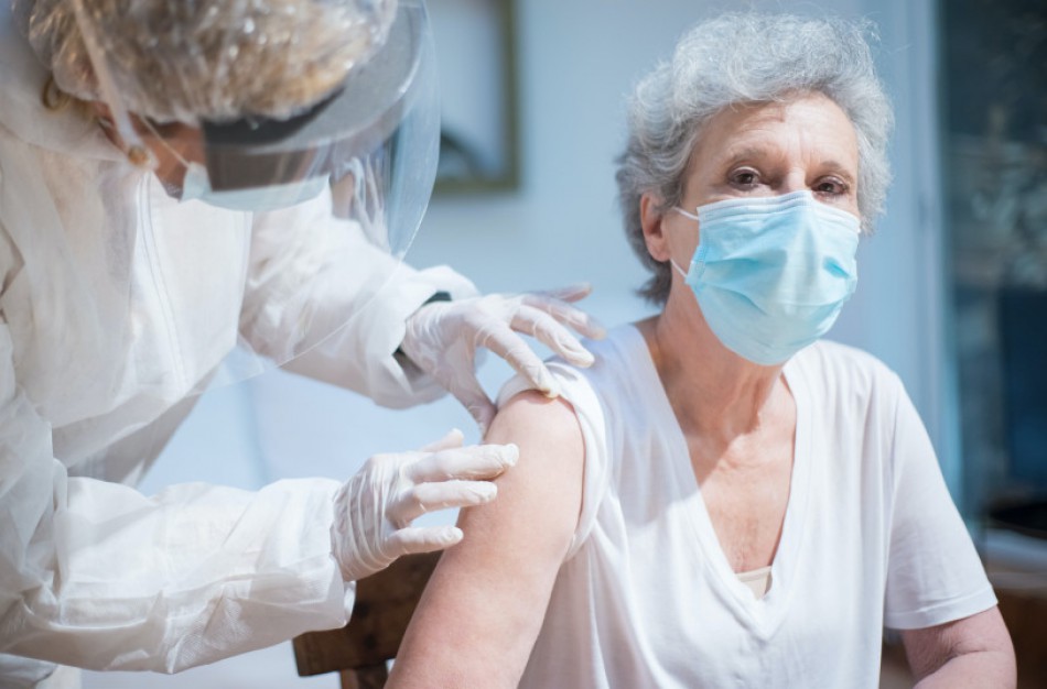 Medikai skatinami šviesti senjorus apie vakcinacijos ir sustiprinančiosios vakcinos dozės svarbą