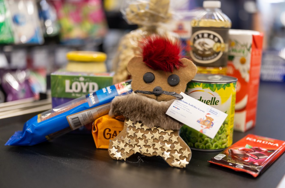 Vaikų sukurti meškučiai iškeliavo į vienišų senolių namus kartu su Kalėdų stalo vaišėmis