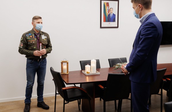 Betliejaus ugnis pasiekė Jonavą - ją perdavė Jonavos Slėnio tuntas