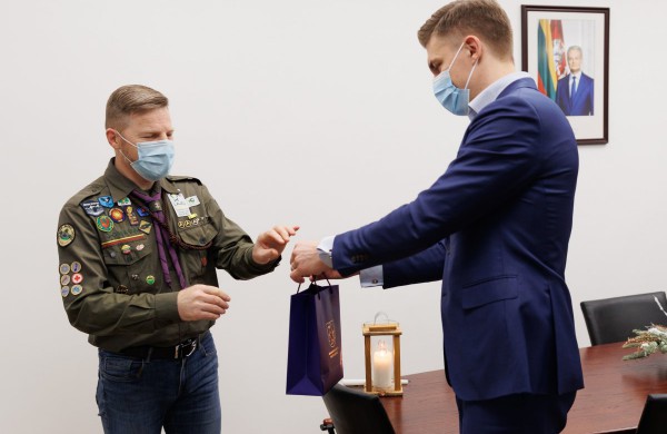 Betliejaus ugnis pasiekė Jonavą - ją perdavė Jonavos Slėnio tuntas