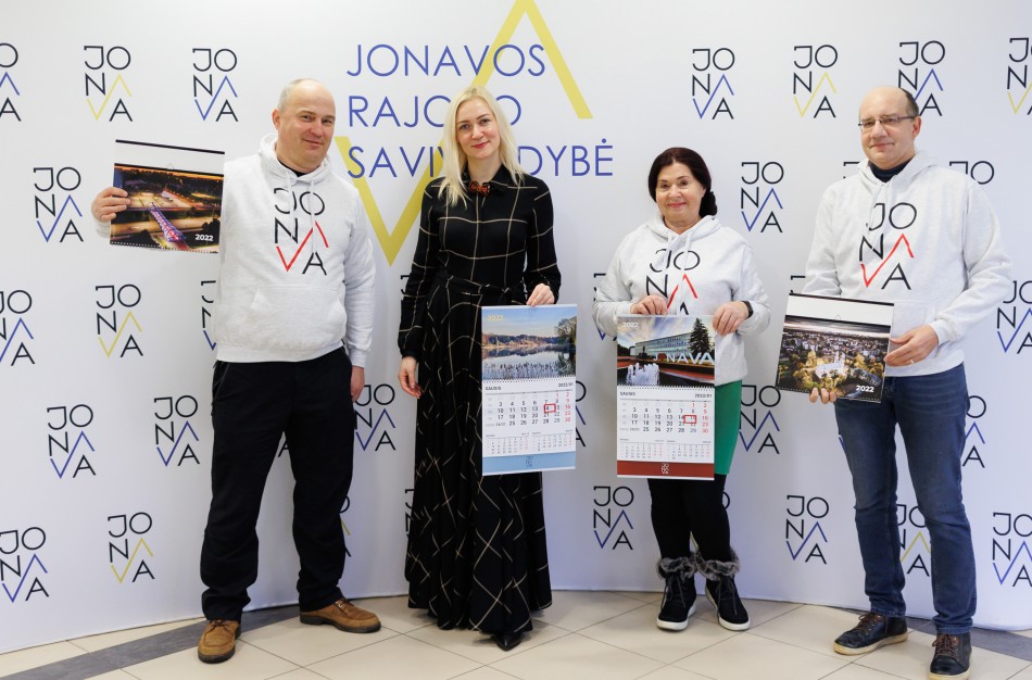 Fotokonkurso laureatams įteikti Jonavos kalendoriai