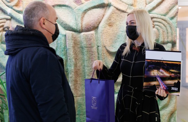 Fotokonkurso laureatams įteikti Jonavos kalendoriai